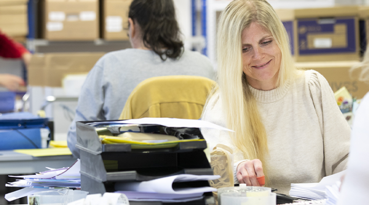 Photo de deux femmes qui procèdent à la gestion du courrier pour un client qui a externalisé