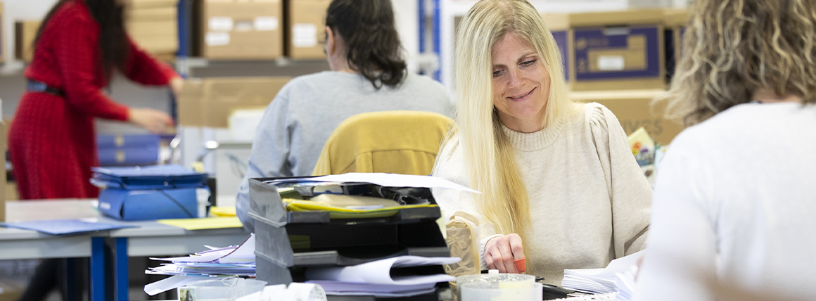 Photo de deux femmes qui procèdent à la gestion du courrier pour un client qui a externalisé