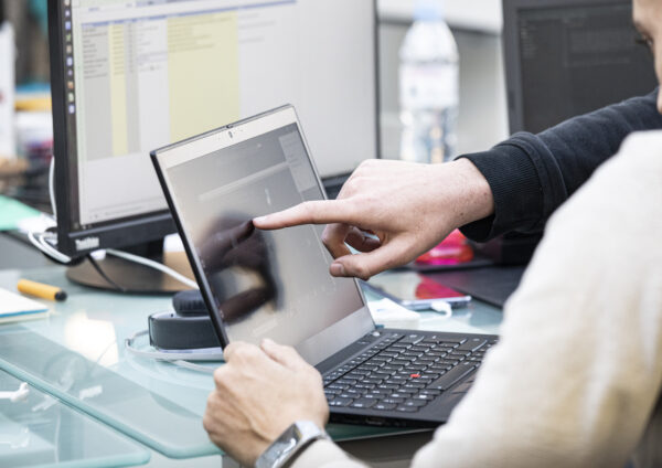 Header offre d'emploi informatique